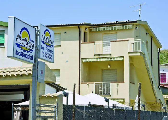 לינה וארוחת בוקר Albachiara 3*